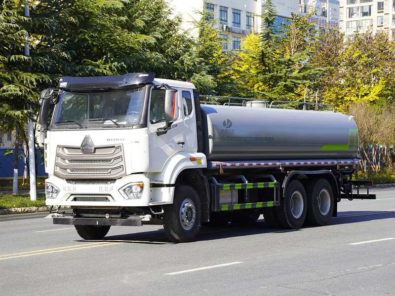 重汽后八轮洒水车